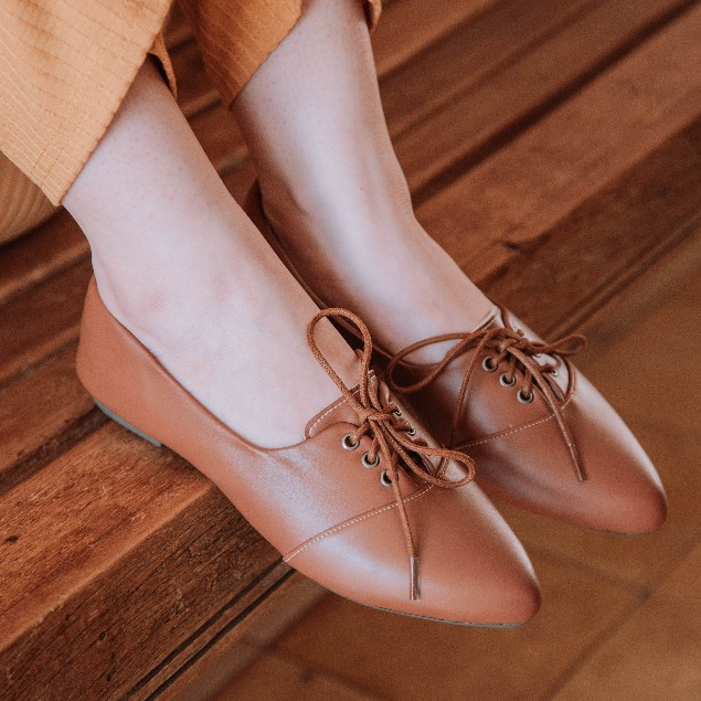 Sapatilha feminina Oxford com Cadarço Bico fino Confortável Sapato Feminino Metalizado