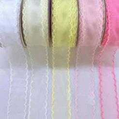 Fita de organza com borda escalope ondulada 38mm