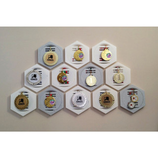 Porta Medalhas Hexagonal Modular – Suporte Decorativo Tipo Colmeia