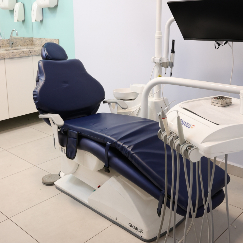 Esteira Massageadora Odontológica Rainoah 4 Motores Com Controle Remoto Azul Marinho
