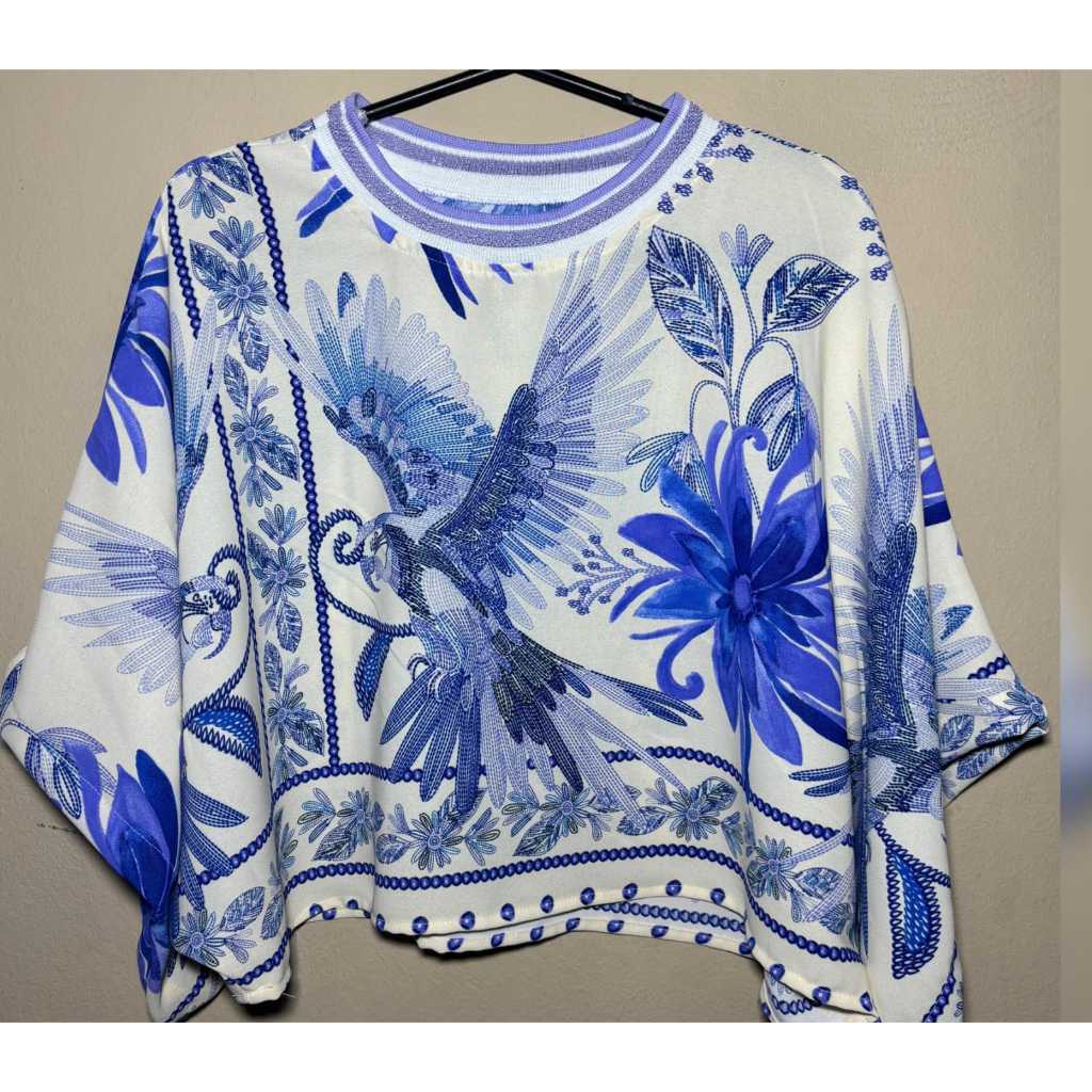 Detalhes do cropped blusa manga morcego gola reconda