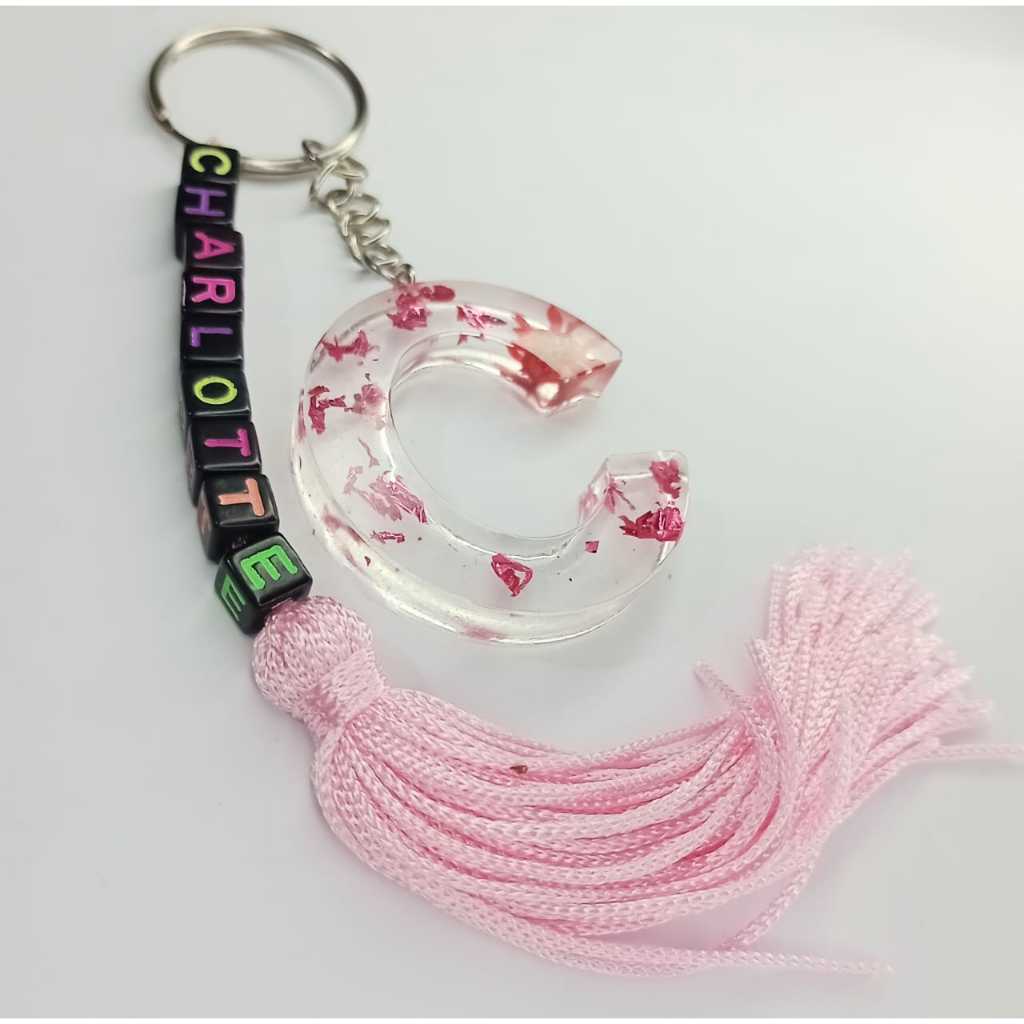 Chaveiro Letra com Borla e Missangas em Oferta na Shopee