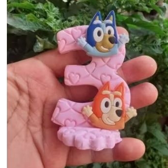 vela de aniversário feita em biscuit tema  bluey e  bingo em Oferta na Shopee