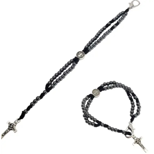 PULSEIRA TERÇO DE PULSO EM HEMATITA COM CRUZ DE SÃO BENTO