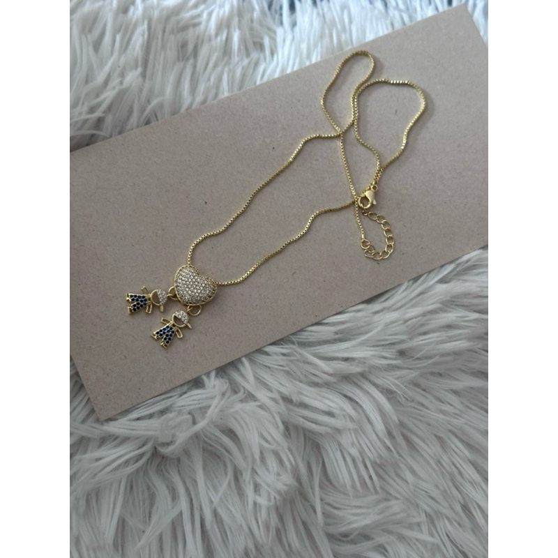 Colar corrente dourado coração cravejado pingente 2 meninos