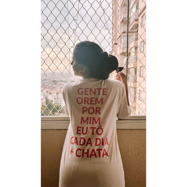 camiseta orem por mim eu tô cada dia + chata em Oferta na Shopee
