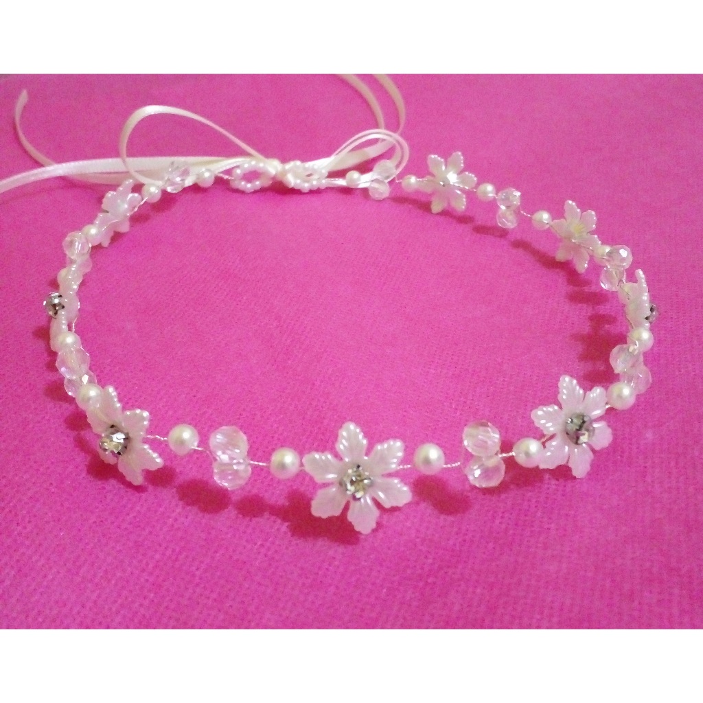 Tiara de luxo Jardim encantado em flores com fechamento com fitas para regulagem. Cor branco perolado.