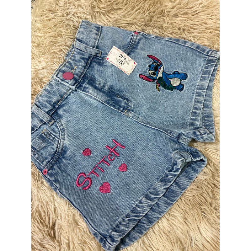 Shorts jeans infantil , stitch e chega.