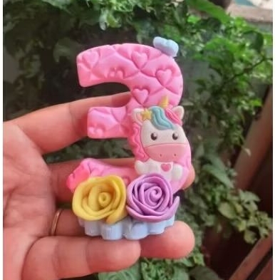 vela de aniversário feita em biscuit tema unicórnio