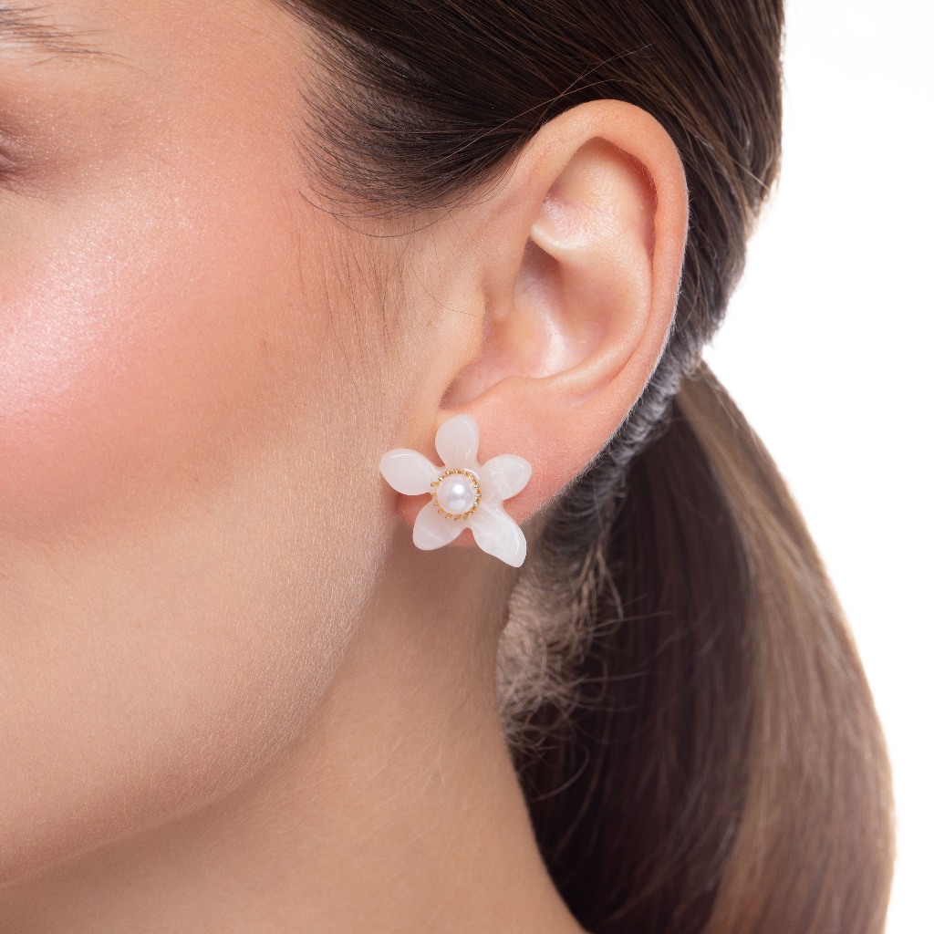 BRINCO MADRE PÉROLA FLOR PONTO DE LUZ PÉROLA BANHADO A OURO 18K