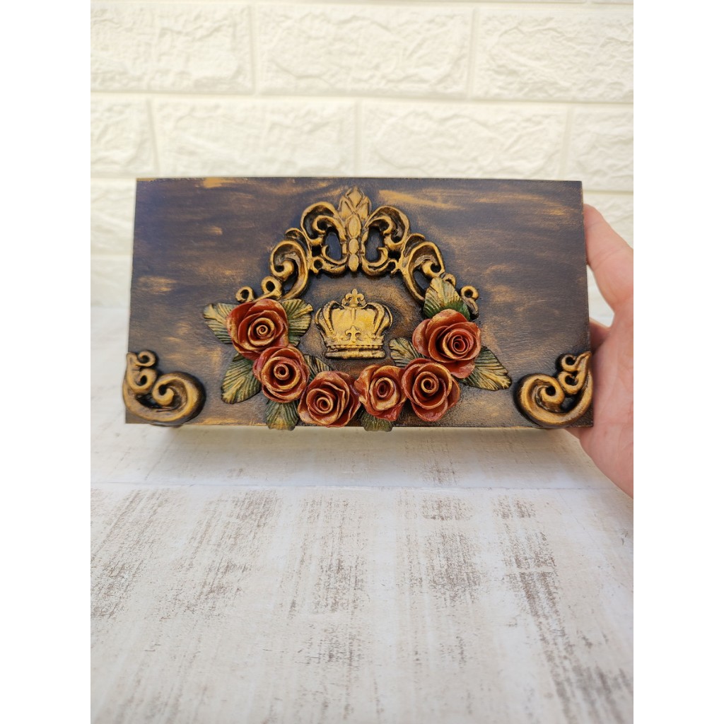 Caixa de Madeira Decorada com Divisórias Feita Artesanalmente Interior Flocado Rosas em Biscuit (A x L x C)  6 x 13 x 24