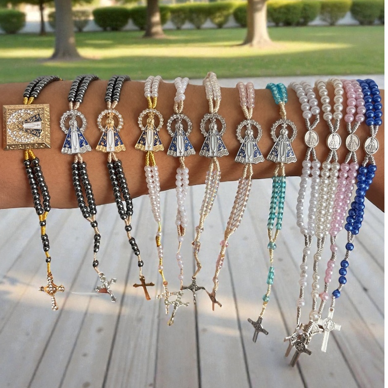 Terço de Pulso Nossa Senhora Aparecida Resplendor hematita e perolado em Oferta na Shopee