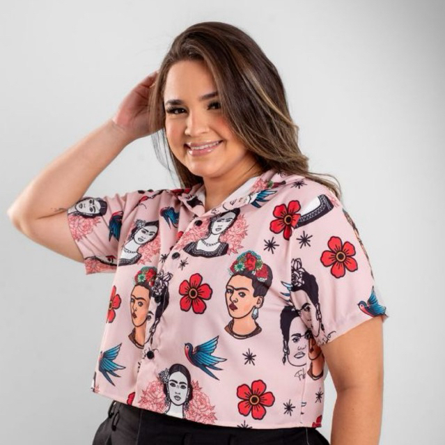 Camisa de botão feminina Semi Cropped estampa Artista Frida Arte de Frida Kahlo