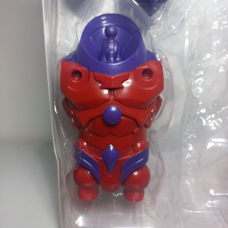 Torso (tronco) e as Ombreiras, peças do Baf do Onslaught (Massacre), da linha Marvel Legends da Hasbro.