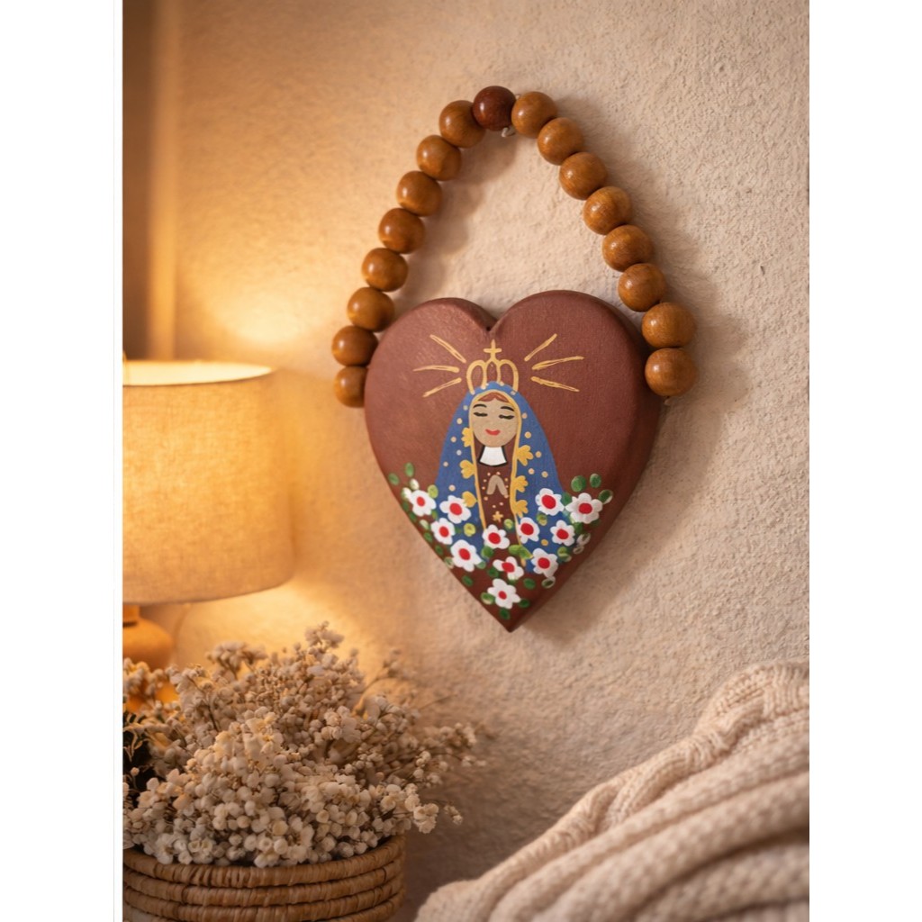 Adorno Nossa Senhora aparecida Coração Artesanal | Decoração Religiosa c/ Contas de Madeira
