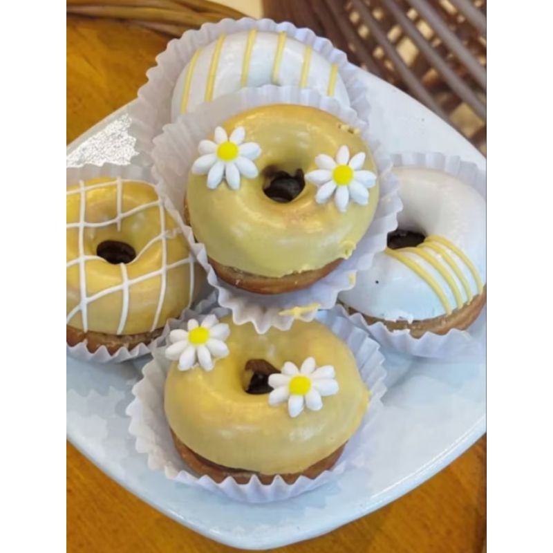 MARGARIDAS DE AÇÚCAR 1.8CM 50 UNIDADES BRANCA MIOLO AMARELO PARA DECORAÇÃO DE DOCES promoção 2.2