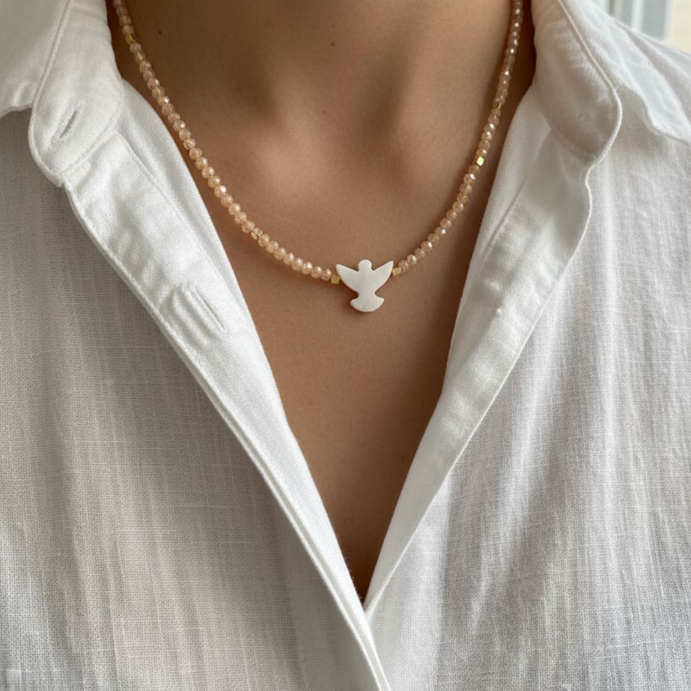 Colar feminino delicado com cristal de vidro ou fio de nylon com pingente Espirito Santo em madre perola sintética em Oferta na Shopee