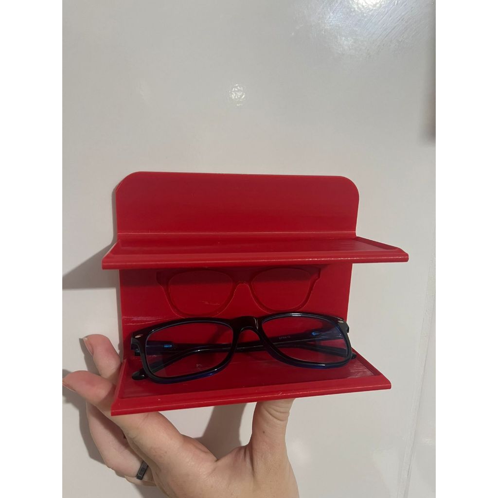 Suporte duplo com adesivo para óculos, produzido em impressão 3D, em material plástico, para organização e suporte de óc