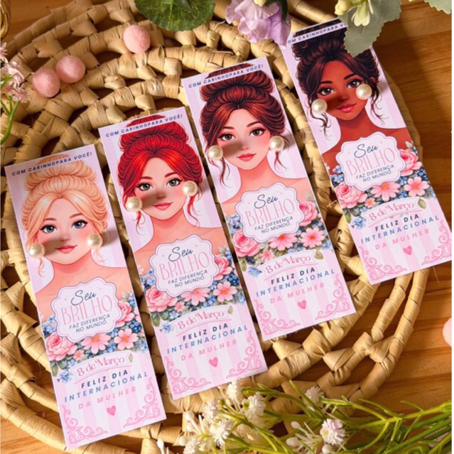 Kit com 50 Card com Brinco (Boneca com Flores - Dia da Mulher) Mimos e Brindes | Lembrancinha Feminina
