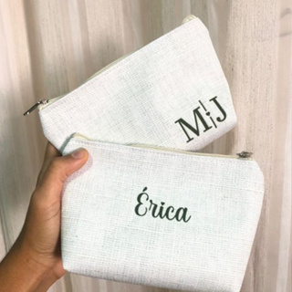 PRODUÇÃO 3 DIAS ÚTEIS - Necessaire Personalizadas ( VARIAS CORES ) Estampa que imita linho com Nome e Inicial do Casal em Oferta na Shopee