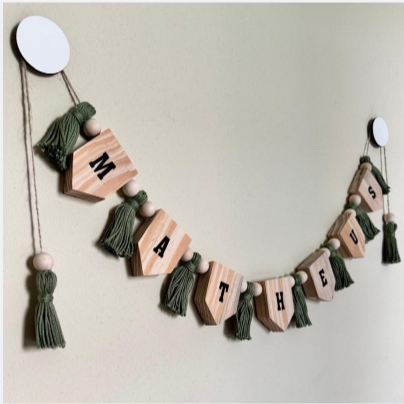 Varal de tassel  | Varal de tassel com nome | Varal com bandeirinha de madeira  com nome