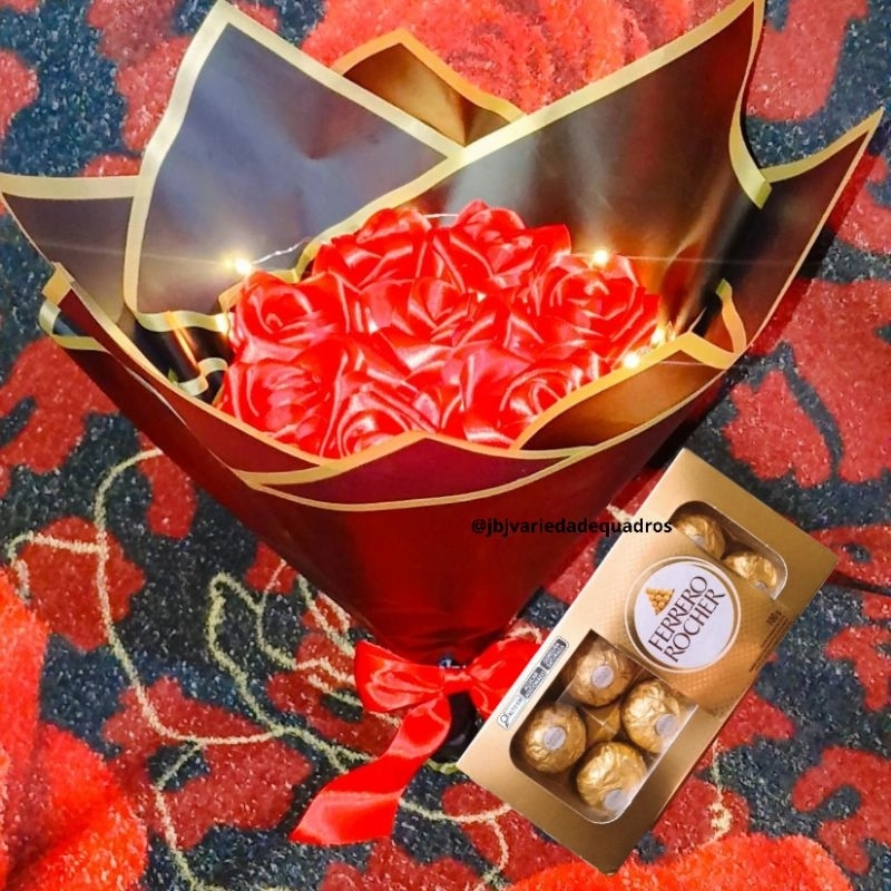 Buquê led Rosas cetim com Ferrero Roche Buquê rosas Buquê de Flores vermelhas Rosas eternas Buquê presente rosa cetim