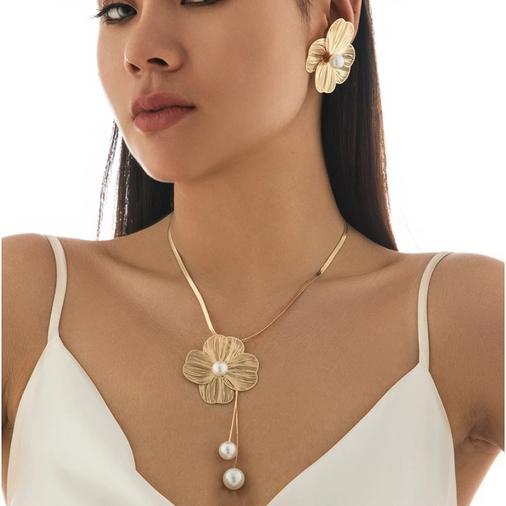 Conjunto Kit Colar e Brincos Flor Dourado com Pérola Feminino Elegante Delicado Semi Joia Presente Romântico