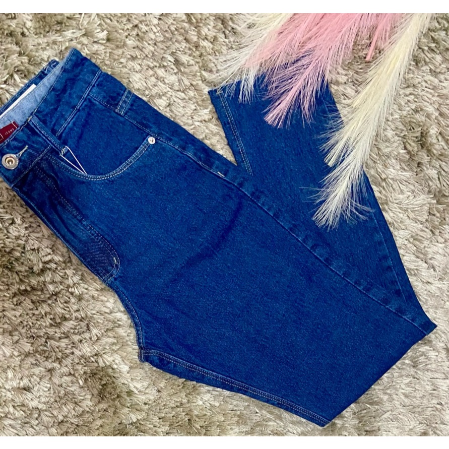 Calça básica escura mom