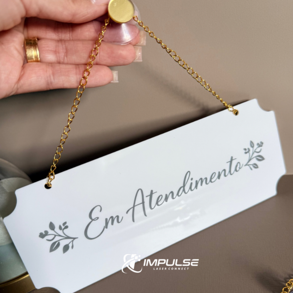 Placa Em Atendimento/Retorno em Breve Em Acrílico Gravado 20×8cm em Oferta na Shopee