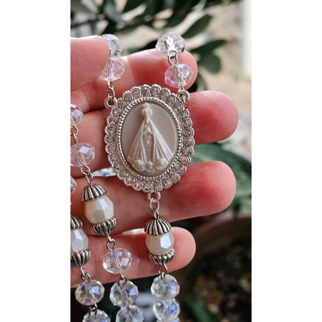 Terço De Noiva Com Pedras de Cristais Transparente e Branco Perolado, Com Entremeio Medalha de Nossa Senhora Aparecida
