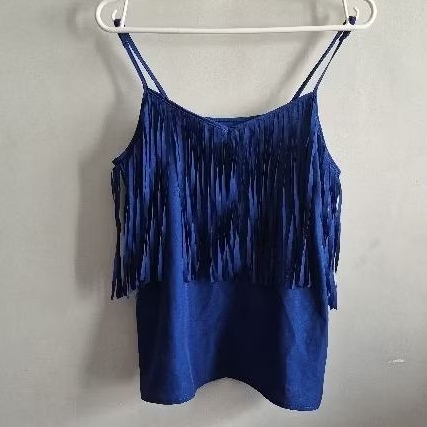blusa azul de cetim com franja