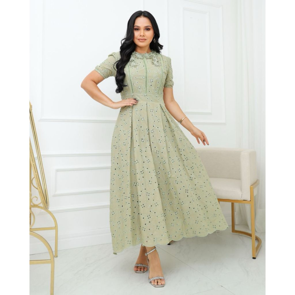 Vestido Feminino Midi em Lese Algodão Florido Manga Curta Saia Rodada Comportado Full -