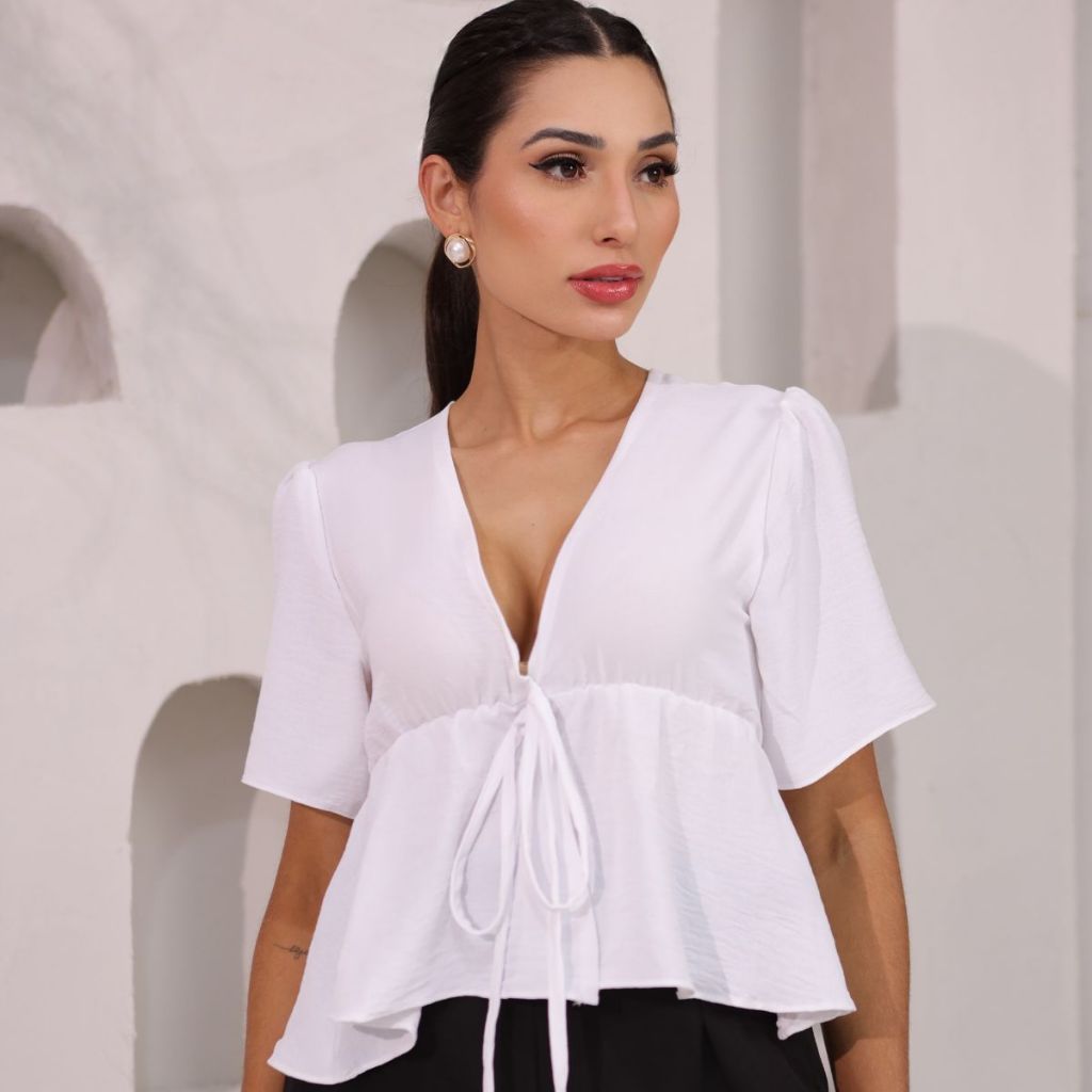 Blusa Feminina Manga Curta Decote V com Amarração Frontal – Casual Elegante Verão em Oferta na Shopee