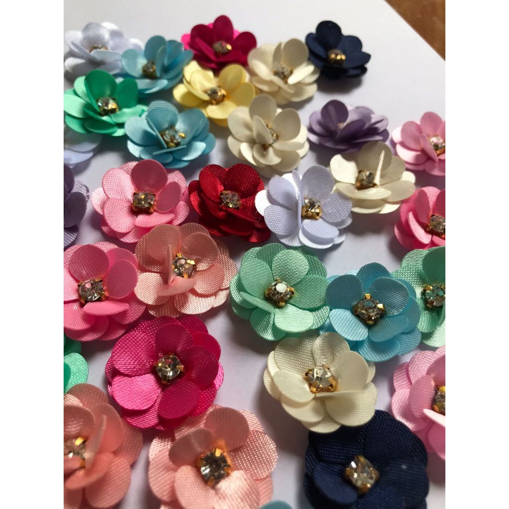 Flor jardim encantado de cetim com strass - 2,5 cm - Kit com 20 unidades