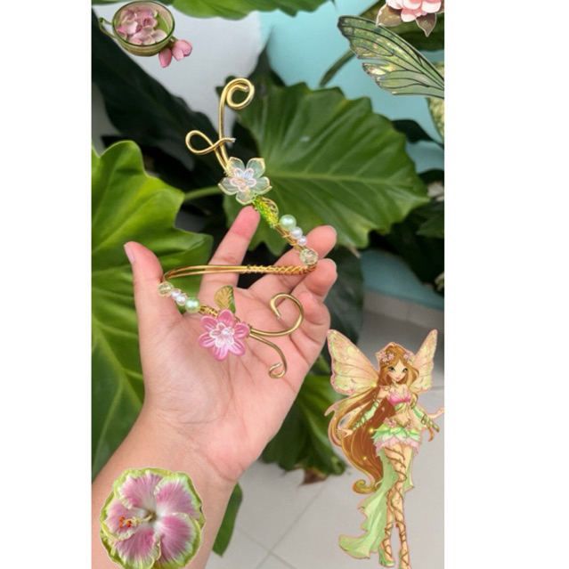 Bracelete Flora Winx - bracelete dourado com flores, detahes em rosa e verde 💚🩷
