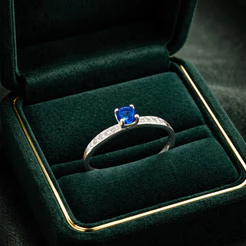 Anel Solitário Zircônia Azul com Lateral Cravejada em Prata 925 Legítima Feminino