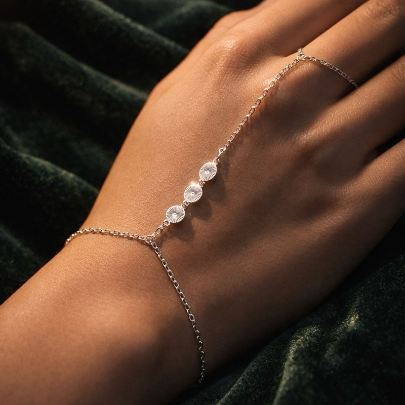 Pulseira Hand Chain Medalhas Detalhadas em Prata 925 Moderna e Sofisticada