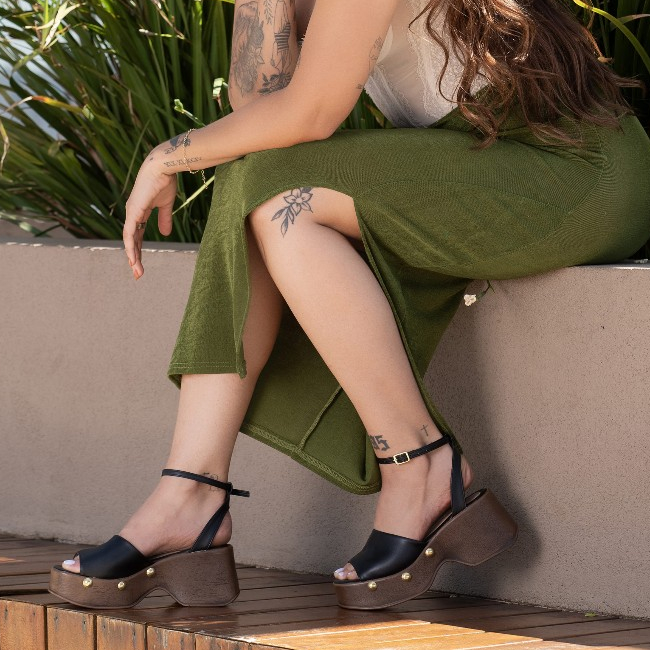 Sandália Feminina Plataforma Anabela Leve Confortável Elegante Tachas Douradas e Salto Alto