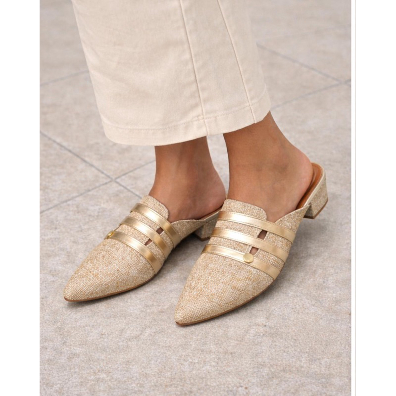 Mule Feminino Dourado com Salto Baixo Sapatilha aberta a trás confort