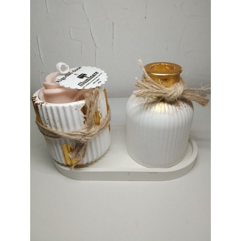kit de vela aromática no pote com flor,bandeja oval e vaso branco com dourado