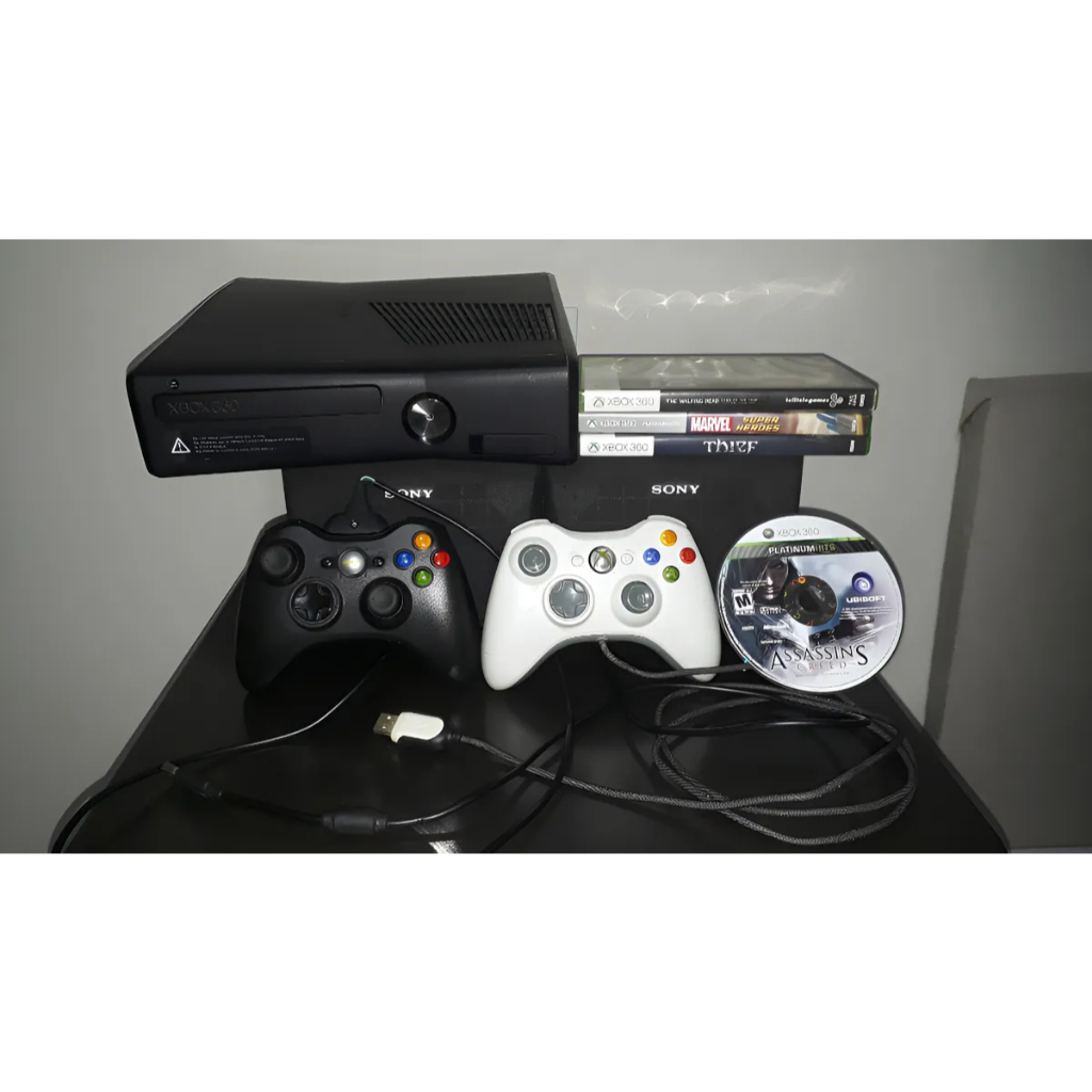 Microsoft Xbox 360 Slim Model 1439 Importado + 2 Controles ( 1 Branco Sem Fio ) + 4 Jogos + Fonte + Carregador