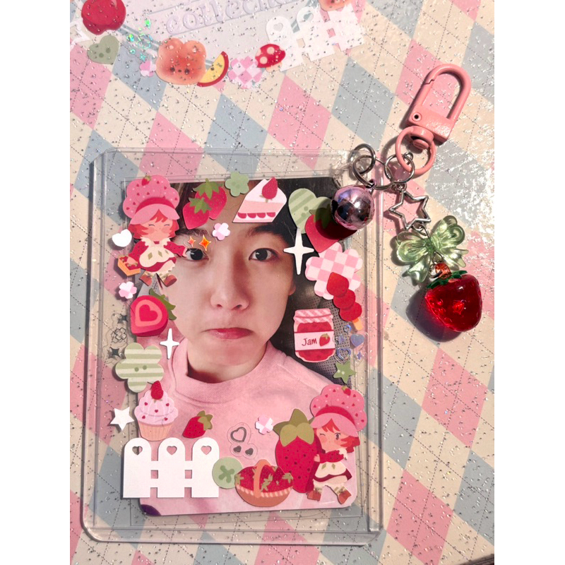 holder toploader decorado moranguinho morango kpop bolo coração holográfico geleia cercadinho chaveiro laço estrela