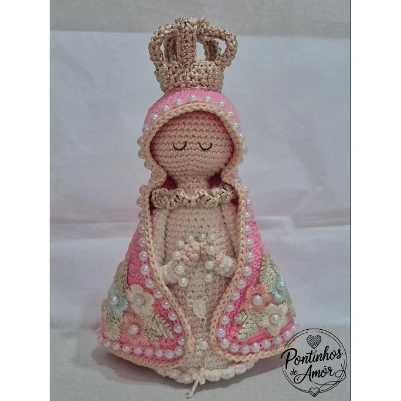 Nossa Senhora Aparecida em Amigurumi Luxo – Imagem Católica Artesanal para Decoração e Presente