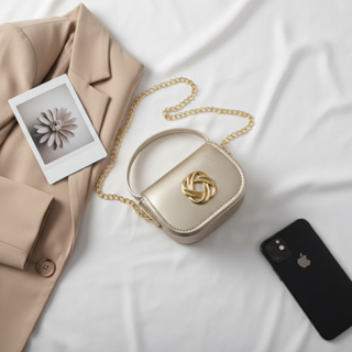 Mini Bolsa Feminina Preta com Metal de Flor Dourado – Elegante e Sofisticada em Oferta na Shopee