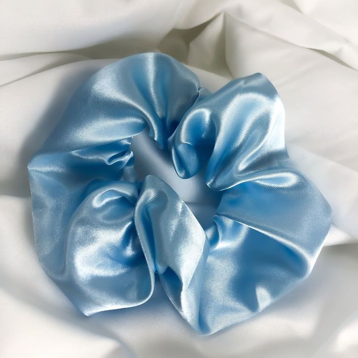 Xuxinha de Cetim Azul Bebê – Sofisticação e Conforto para Seus Cabelos