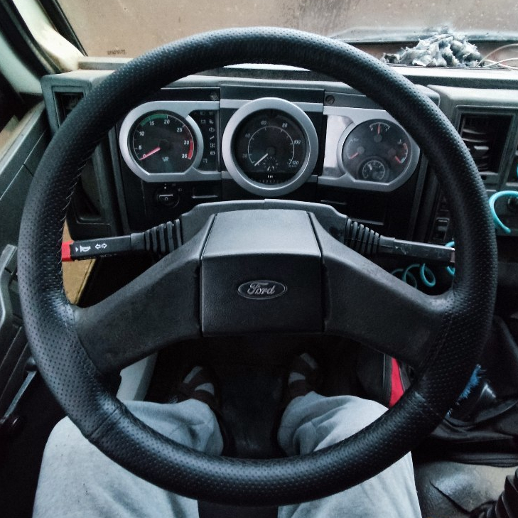 CAPA DE VOLANTE CAMINHAO FORD CARGO UNIVERSAL AJUSTAVEL 3 LINHA DE APERTO (LISO PRETA)(SEMIPERFURADO PRETO)(ESPORTIVA)
