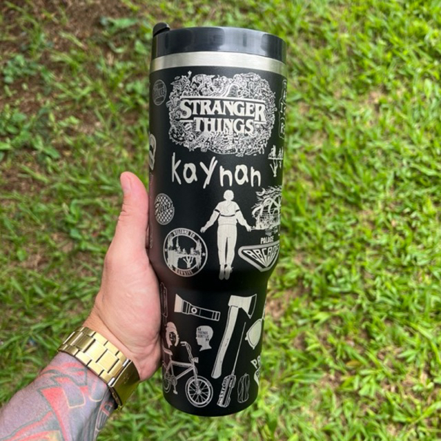 Copo Térmico 1,2L Stranger Things Personalizado com Nome – Gravação a Laser 360° em Oferta na Shopee