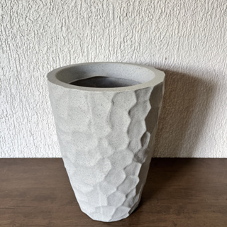 Vaso para planta decorativo em polietileno Coluna Pedra Safira PP medidas 34cm x 24cm x 16cm em Oferta na Shopee