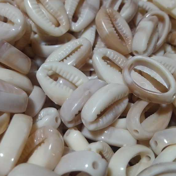 buzios cortado c FURO ( plastico ) 12 x 18 mm ( COR BEGE )