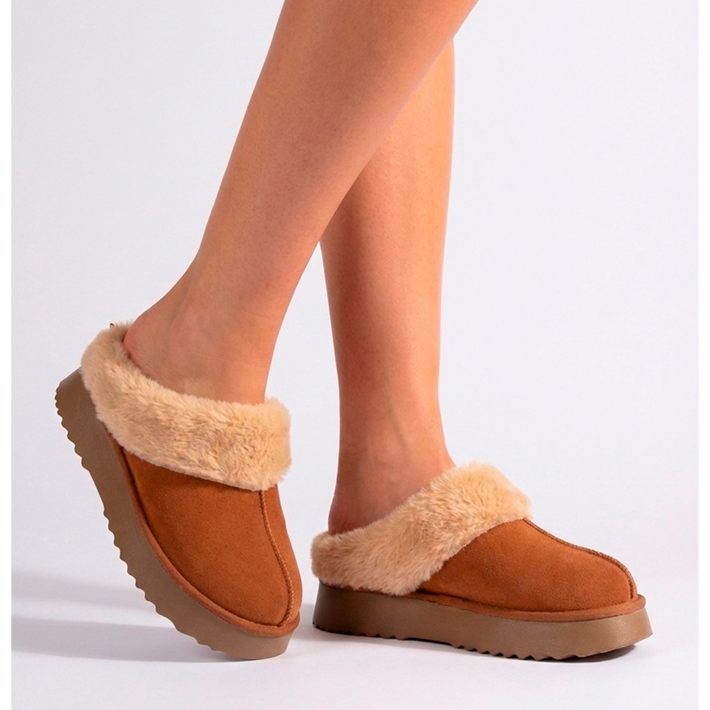 Uggi Lara Feminina , Slip-on  Toda forrada em pelo com plataforma , chinelo moderno e confortável